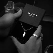 Load image into Gallery viewer, FEATHER CREST PENDANT