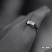 Load image into Gallery viewer, BAR SIGNET RING - Rocko Jewellery
